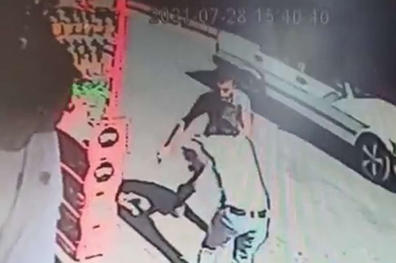Dondurma külahını yere atan genç bıçaklandı Dondurma külahını yere atan genç bıçaklandı